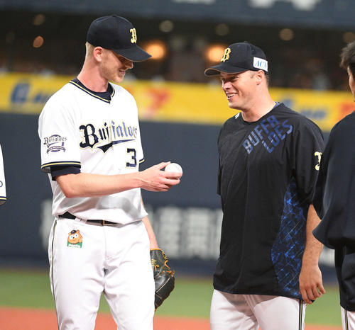 オリックス対ロッテ　ディクソン（左）からウイニングボールを笑顔で受け取るアルバース（右）（撮影・渦原淳）