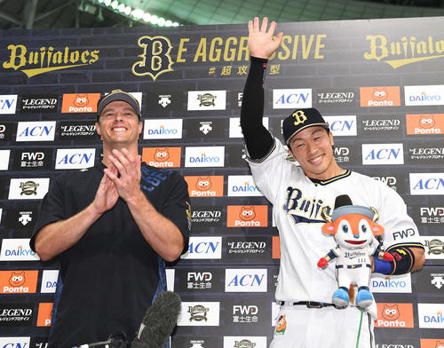 オリックス対ロッテ　ファンの声援に応えるアルバース（左）と安達（撮影・渦原淳）
