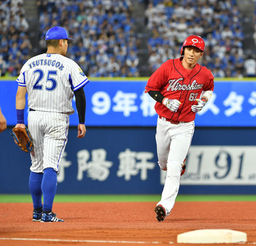 DeNA対広島戦　3回表広島1死、安部は右越えに本塁打を放ち三塁に向かう。左は筒香三塁手（撮影・柴田隆二）