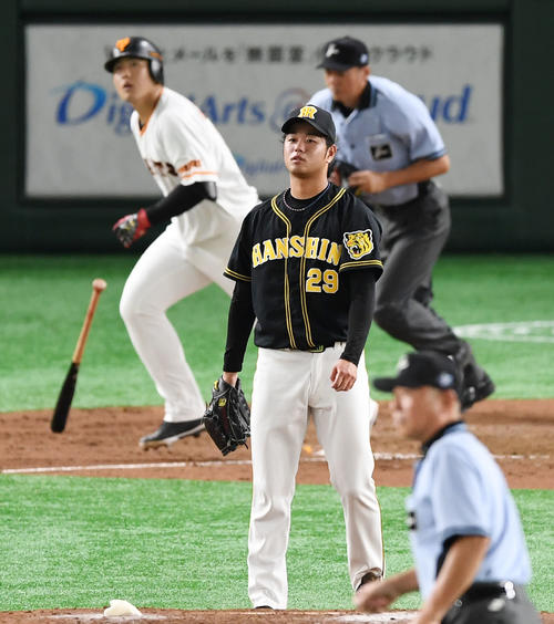 巨人対阪神　4回裏巨人1死一塁、岡本に右越え2点本塁打を浴び肩を落とす高橋遥（撮影・横山健太）