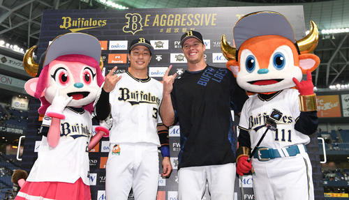 ヒーローインビューを終えポーズを決めるアルバース（右）と安達了一（撮影・渦原淳）