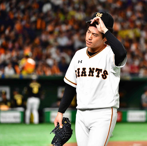 巨人対阪神　1回表阪神に先制を許しベンチへ引き揚げる巨人先発の桜井（撮影・小沢裕）