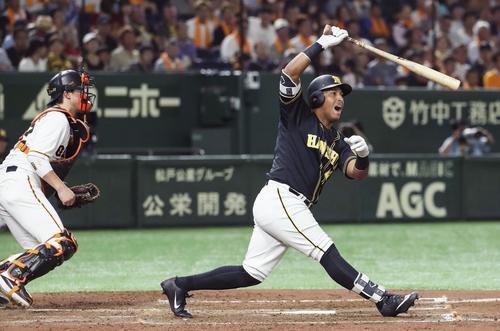 3回阪神1死一、二塁、ソラーテが空振り三振に倒れる（共同）
