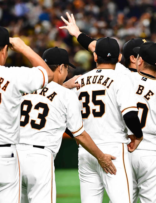 巨人対阪神　今季7勝目を挙げた先発の桜井は背後から原監督（左）の祝福を受ける（撮影・小沢裕）