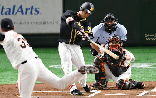 巨人対阪神　1回表阪神1死、右前打を放つ木浪（撮影・横山健太）