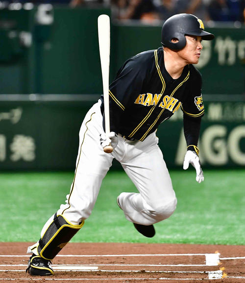 巨人対阪神　1回表阪神1死一塁、福留は右前打を放つ（撮影・小沢裕）