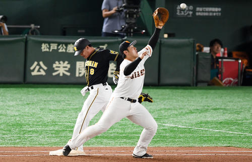 巨人対阪神　8回表阪神無死、二ゴロ内野安打を放ち一塁を駆け抜ける福留（左）（撮影・横山健太）