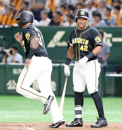 巨人対阪神　1回表阪神1死一、三塁、四球を選び一塁ヘ向かうマルテ（左）に声を掛けるソラーテ（撮影・加藤哉）