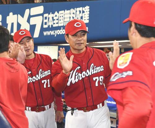 DeNA対広島戦　勝利した緒方監督（中央）はナインを出迎える（撮影・柴田隆二）