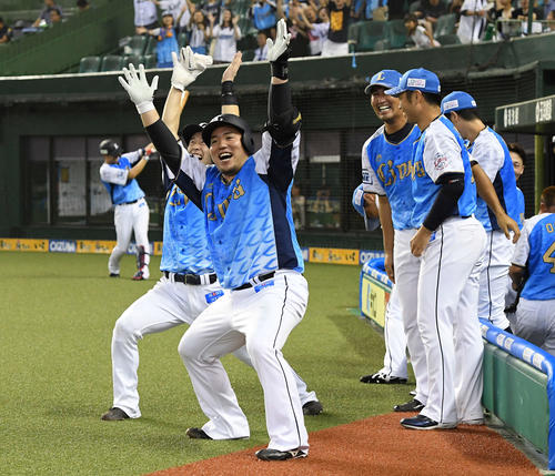 14日のオリックス戦の8回、左越え2点本塁打を放った山川（左手前）は笑顔でどすこいポーズ。左奥は外崎
