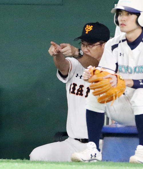 巨人対阪神　8回表阪神無死一、二塁、ベンチの原監督は守備陣に指示を送る（撮影・加藤哉）