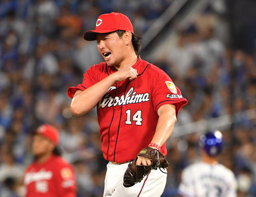 DeNA対広島戦　完投で10勝目を挙げた大瀬良はガッツポーズする（撮影・柴田隆二）