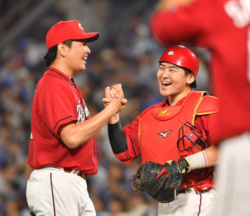 DeNA対広島戦　完投で10勝目を挙げた大瀬良（左）は会沢捕手と握手する（撮影・柴田隆二）
