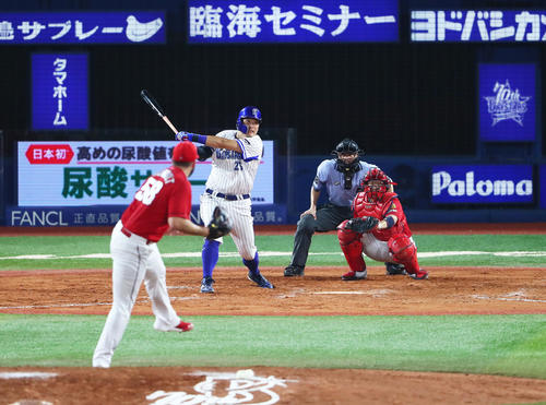 DeNA対広島　8回裏DeNA2死、筒香は左越え本塁打を放つ（撮影・足立雅史）
