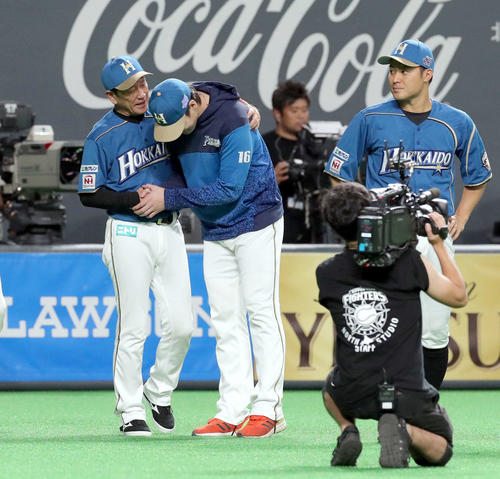 日本ハム対楽天　試合終了後、日本ハム有原に歩み寄り握手を交わす日本ハム栗山監督（左）（撮影・佐藤翔太）