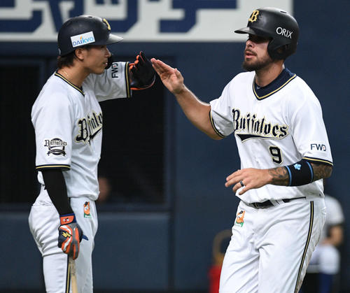 3回裏オリックス1死三塁、三走ロメロ（右）は後藤の犠飛で生還し安達に迎えられる（撮影・渦原淳）
