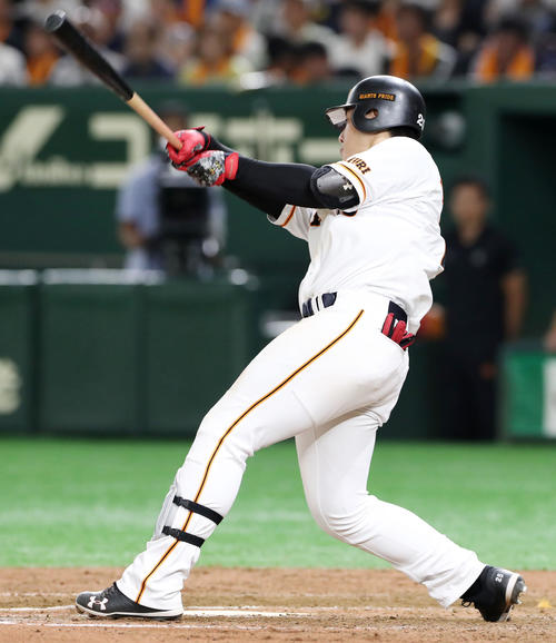 7回裏巨人無死満塁、岡本は右飛を放ち犠飛となる（撮影・加藤哉）