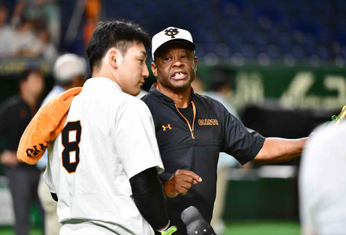 巨人対阪神　試合前の練習で巨人丸佳浩（左）に打撃指導するウォーレン・クロマティー氏（撮影・小沢裕）