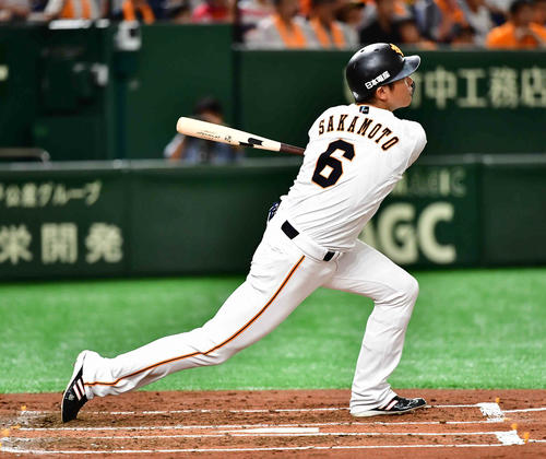 巨人対阪神　1回裏巨人1死、坂本勇は左越えに先制ソロ本塁打を放つ（撮影・小沢裕）