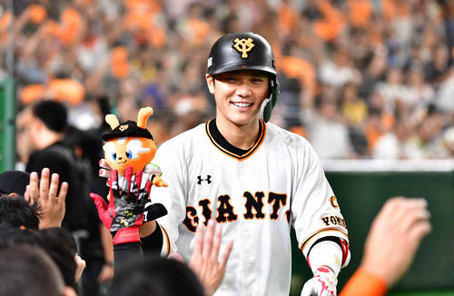 巨人対阪神　1回裏巨人1死、坂本勇は左越えに先制ソロ本塁打を放ちベンチのナインの祝福を受ける（撮影・小沢裕）