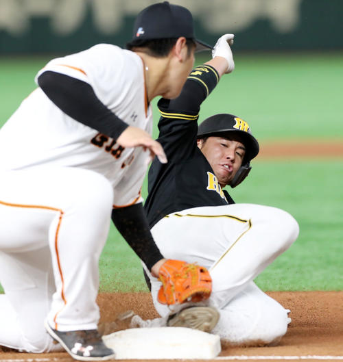 5回表阪神2死二塁、二走梅野は打者北條のとき三塁盗塁を決める（撮影・加藤哉）