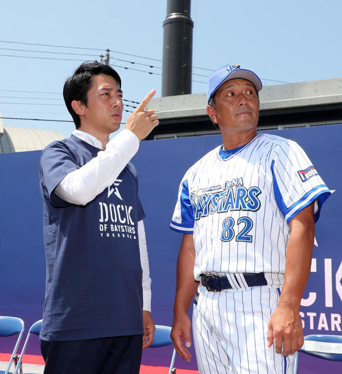 万永ファーム監督（右）と話す小泉進次郎衆議院議員（撮影・鈴木正人）