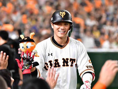 1回裏巨人1死、坂本勇は左越えに先制ソロ本塁打を放ちベンチのナインの祝福を受ける（撮影・小沢裕）