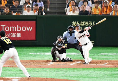 1回裏巨人1死、坂本勇は左越えソロ本塁打を放つ。投手西（撮影・山崎安昭）