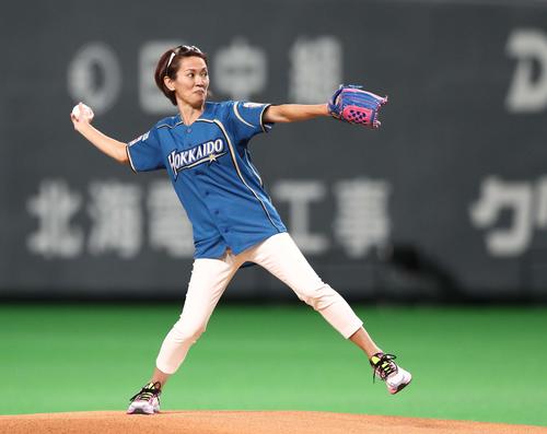 日本ハム対楽天　ファーストピッチを行う有森裕子氏（撮影・黒川智章）
