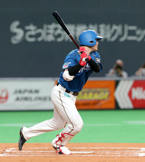 日本ハム対楽天　1回裏日本ハム1死一、三塁、清宮は先制となる中犠飛を放つ（撮影・佐藤翔太）