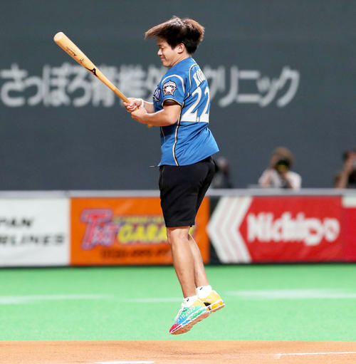 試合前、ファーストピッチで有森裕子氏の投じたボールをスイングしそのまま回転ジャンプを披露する小塚崇彦氏（撮影・佐藤翔太）