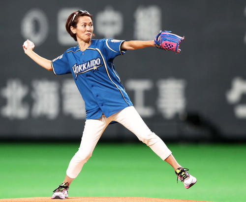 ファーストピッチを行う有森裕子氏（撮影・黒川智章）