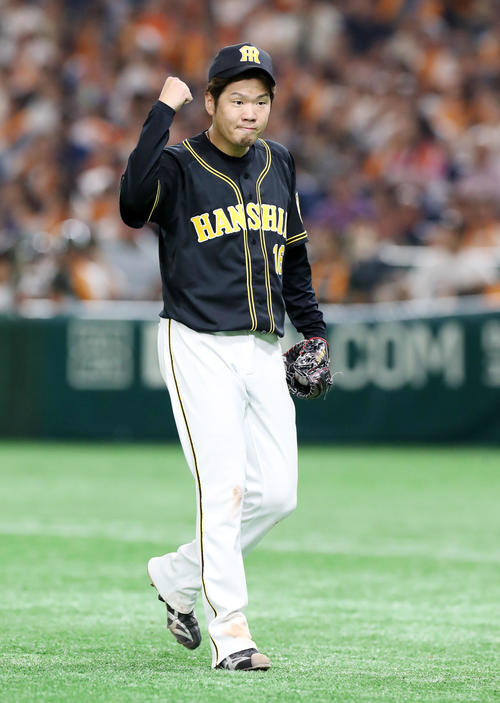 巨人対阪神　6回裏巨人2死満塁、西は代打石川の三塁ゴロ判定がアウトに決まりガッツポーズを見せる（撮影・加藤哉）