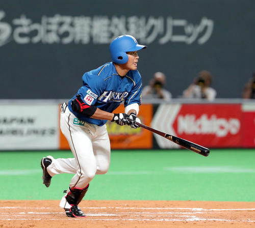 日本ハム対楽天　3回裏日本ハム2死満塁、王柏融は右前適時打を放つ（撮影・佐藤翔太）