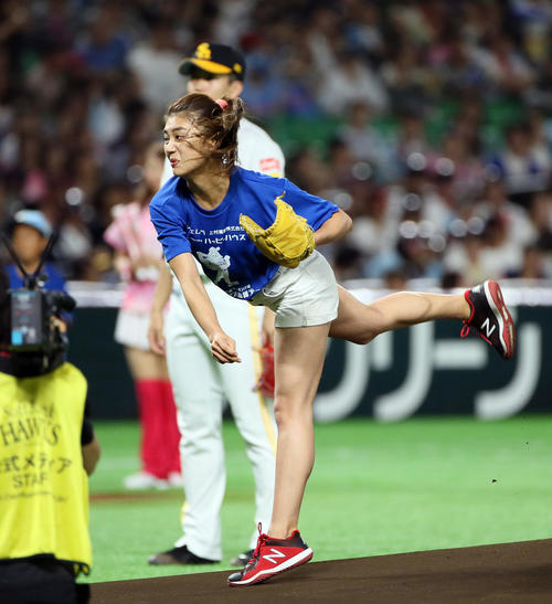 始球式をする坪井ミサト（撮影・栗木一考）