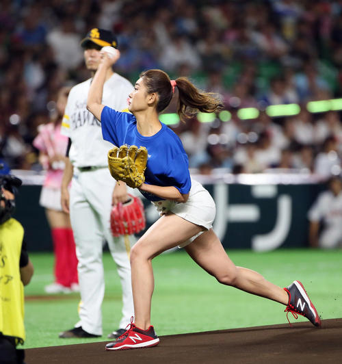 始球式をする坪井ミサト（撮影・栗木一考）