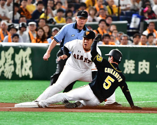 巨人対阪神　1回表阪神2死一、二塁、二塁走者の近本は三盗を決める。左は巨人岡本（撮影・小沢裕）