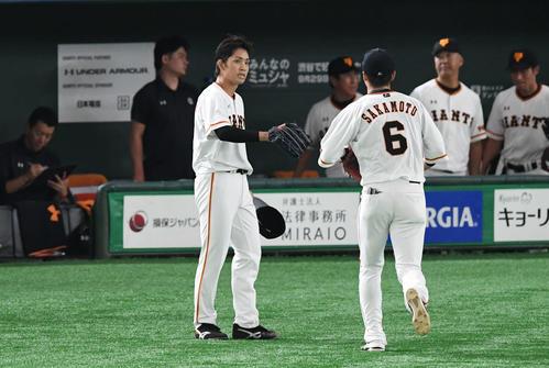 巨人対阪神　5回表阪神2死二塁、北條を遊ゴロに仕留めた高橋（中央左）は坂本勇とタッチをかわす（撮影・山崎安昭）