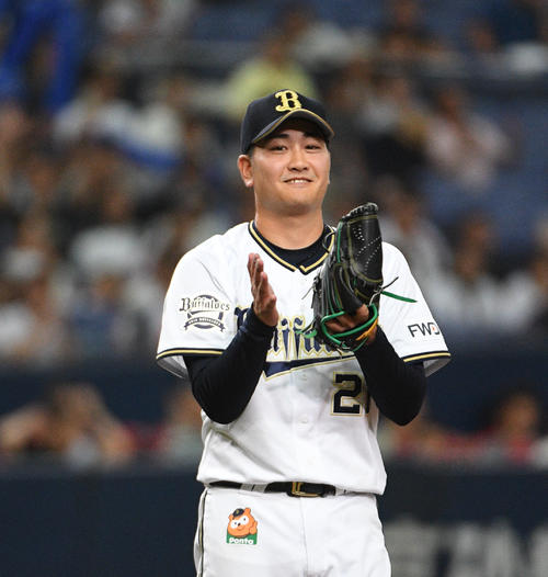 オリックス対ロッテ　プロ初完封の竹安は笑顔でグラブをたたく（撮影・渦原淳）