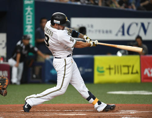 3回裏オリックス無死三塁、ロメロは左越え適時二塁打を放つ（撮影・渦原淳）