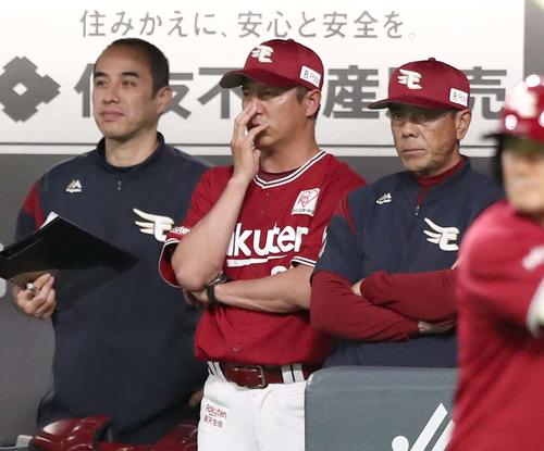 日本ハム対楽天　ベンチで渋い表情の平石監督（中央）（撮影・黒川智章）
