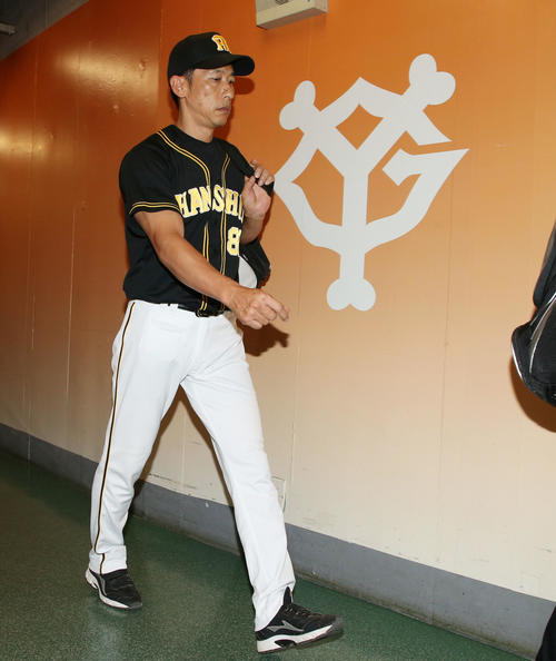 巨人対阪神　巨人に連敗し引き揚げる矢野監督（撮影・加藤哉）