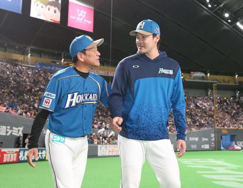日本ハム対楽天　試合後、有原（右）を祝福する栗山監督（撮影・黒川智章）