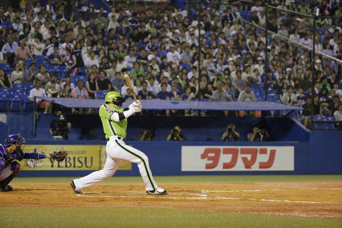 ヤクルト対中日　6回裏ヤクルト2死、28号本塁打を放つ村上（撮影・中島郁夫）