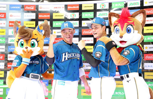 日本ハム対楽天　試合終了後、笑顔で記念撮影に応じる日本ハム王柏融（左）と清宮（撮影・佐藤翔太）