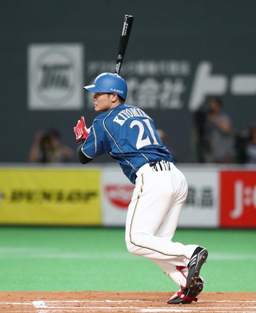 日本ハム対楽天　1回裏日本ハム1死一、三塁、中犠飛を放つ清宮（撮影・黒川智章）