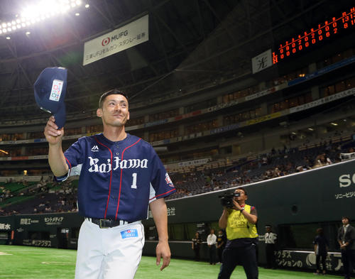 ファンの声援に応える栗山（撮影・栗木一考）