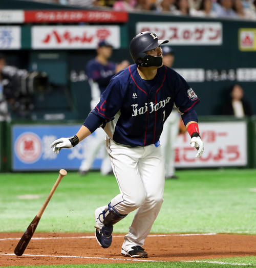 2回表西武2死一、二塁、栗山は右越えに3点本塁打を放つ（撮影・栗木一考）