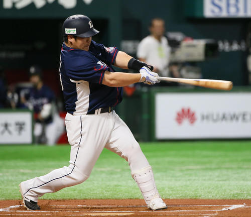 6回表西武無死一塁、中村は右越えに2点本塁打を放つ（撮影・栗木一考）