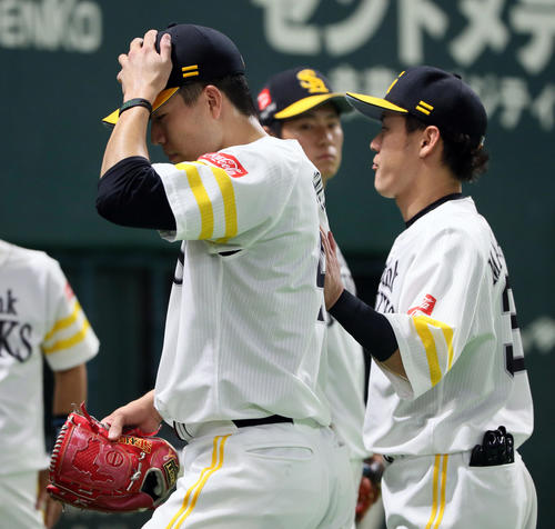 ソフトバンク対西武　2回、9失点した千賀（左）はがっくりとベンチへ引き揚げる（撮影・栗木一考）